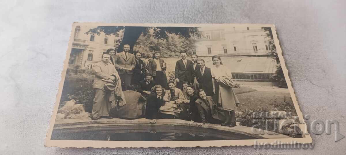 Снимка София Мъже и жени в Ботаническата градина 1942 Снимка София Мъже и жени в Ботаническата градина 1942