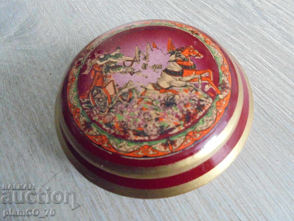 Nr. 8695 Cutiuță veche rotundă din porțelan cu preț € 1.00 | 1.96 BGN Nr. 8695 Cutiuță veche rotundă din porțelan cu preț € 1.00 | 1.96 BGN