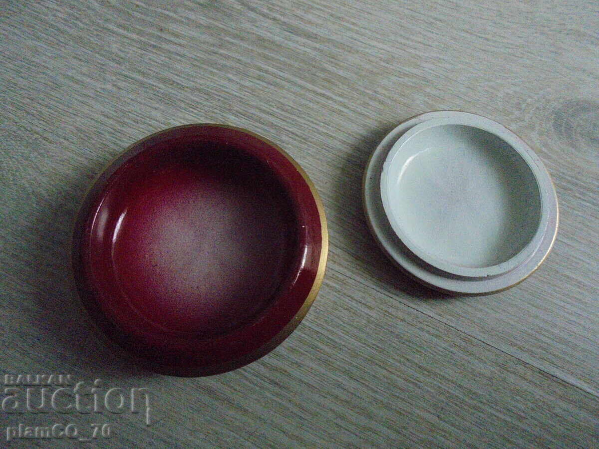 Livrarea Nr. 8695 Cutiuță veche rotundă din porțelan Livrarea Nr. 8695 Cutiuță veche rotundă din porțelan
