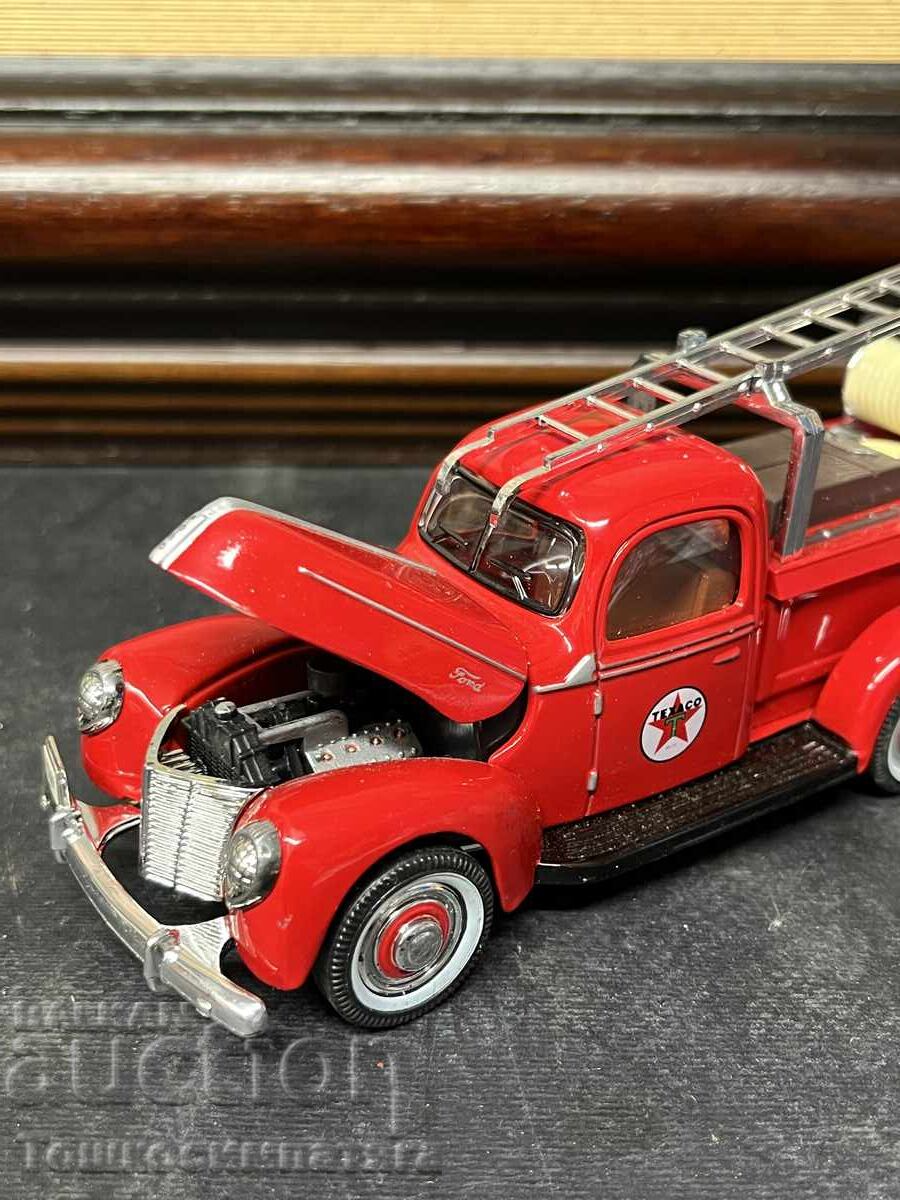 Колекционерски модел на пожарникарски камион 1940 Ford с цена € 20.00 | 39.12 лв. Колекционерски модел на пожарникарски камион 1940 Ford с цена € 20.00 | 39.12 лв.