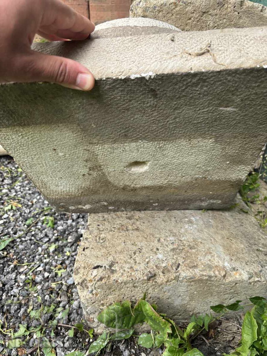 Licitație Coloană masivă din calcar cioplit manual