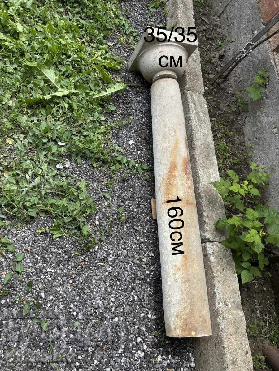 Coloană masivă din calcar cioplit manual