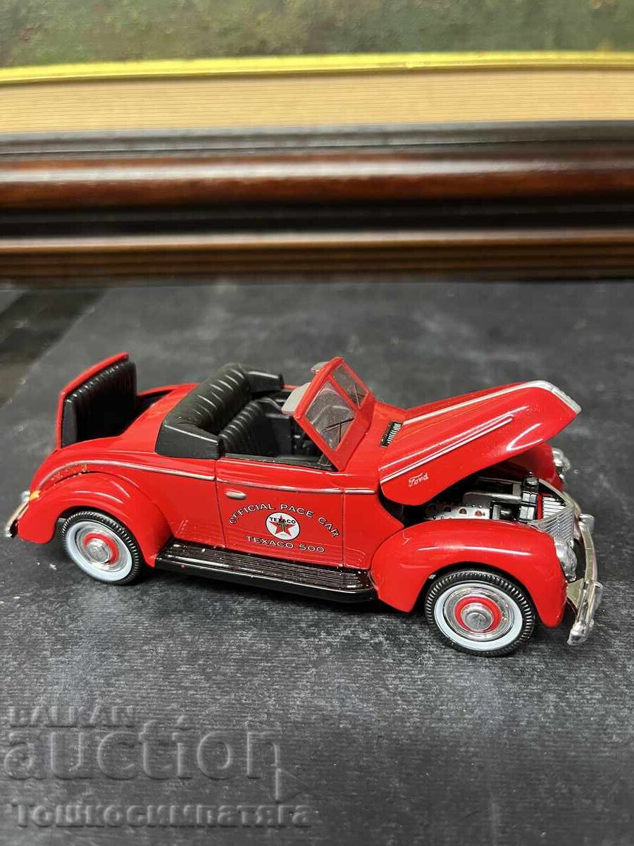 Licitație Model metalic de colecție Ford Deluxe Convertible 1940 Licitație Model metalic de colecție Ford Deluxe Convertible 1940