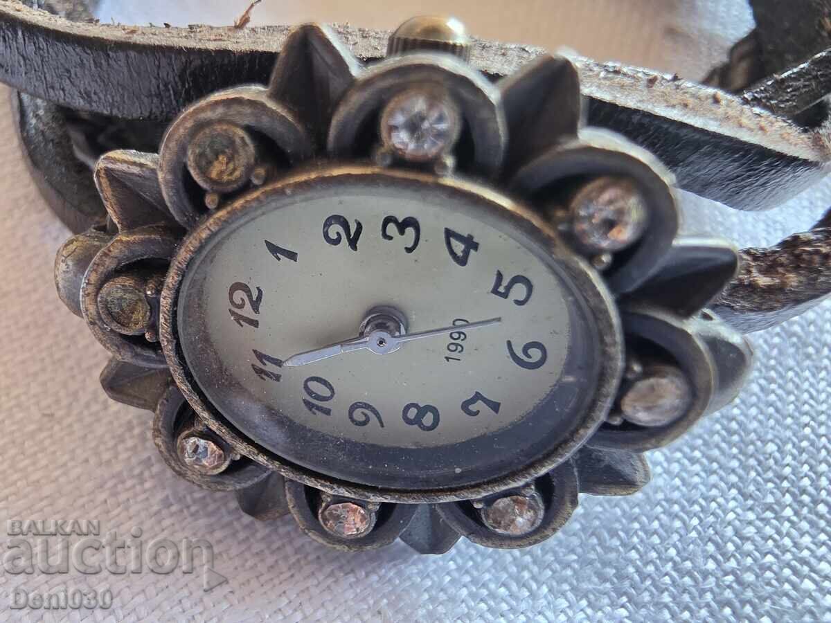 дамски часовник тип "гривна" с цена € 0.01 | 0.02 лв. дамски часовник тип "гривна" с цена € 0.01 | 0.02 лв.