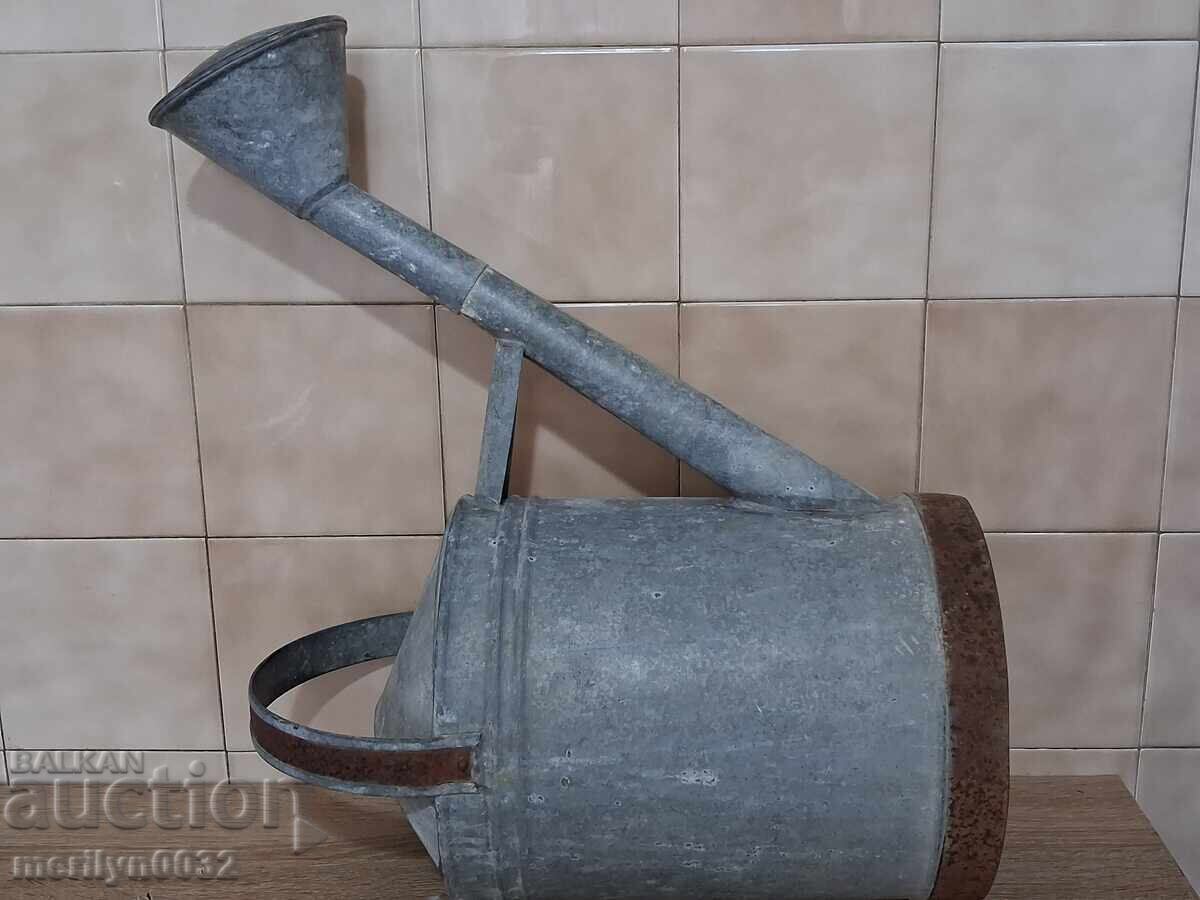 Licitație O adapatoare de gradina de pe vremea soca tuba canta Licitație O adapatoare de gradina de pe vremea soca tuba canta