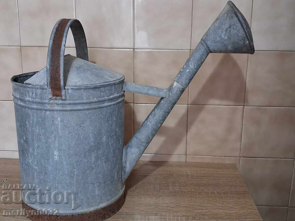 O adapatoare de gradina de pe vremea soca tuba canta O adapatoare de gradina de pe vremea soca tuba canta