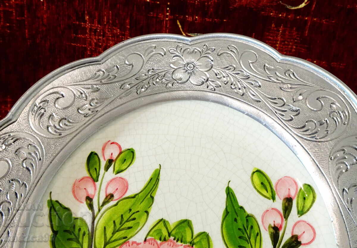 Farfurie ceramică de perete, fructieră cu ramă de cositor cu preț € 25.00 | 48.90 BGN Farfurie ceramică de perete, fructieră cu ramă de cositor cu preț € 25.00 | 48.90 BGN