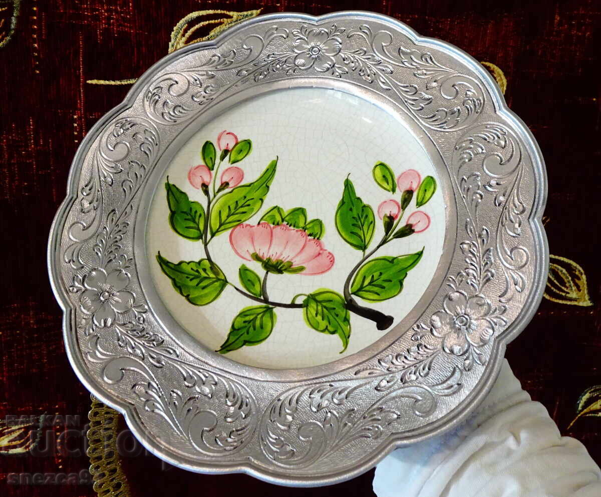 Farfurie ceramică de perete, fructieră cu ramă de cositor Farfurie ceramică de perete, fructieră cu ramă de cositor