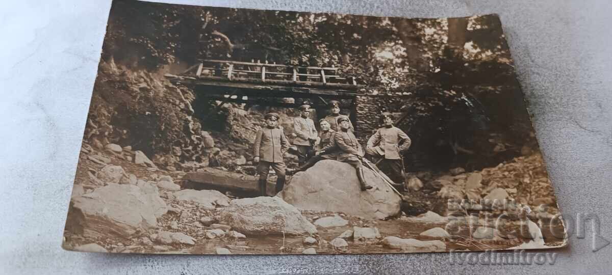 Fotografie Ofițeri în albia râului
