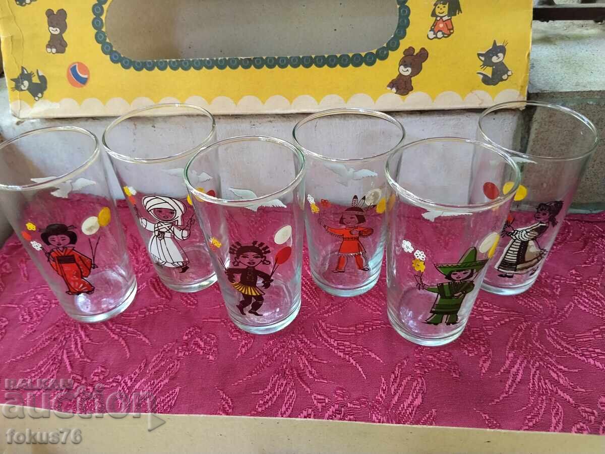 Licitație Set vechi de 6 cănițe pentru copii, în cutia originală Licitație Set vechi de 6 cănițe pentru copii, în cutia originală