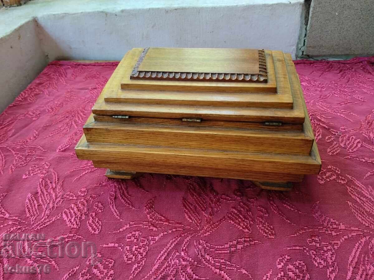 Auction  Wonderful antique old wooden jewelry box with key