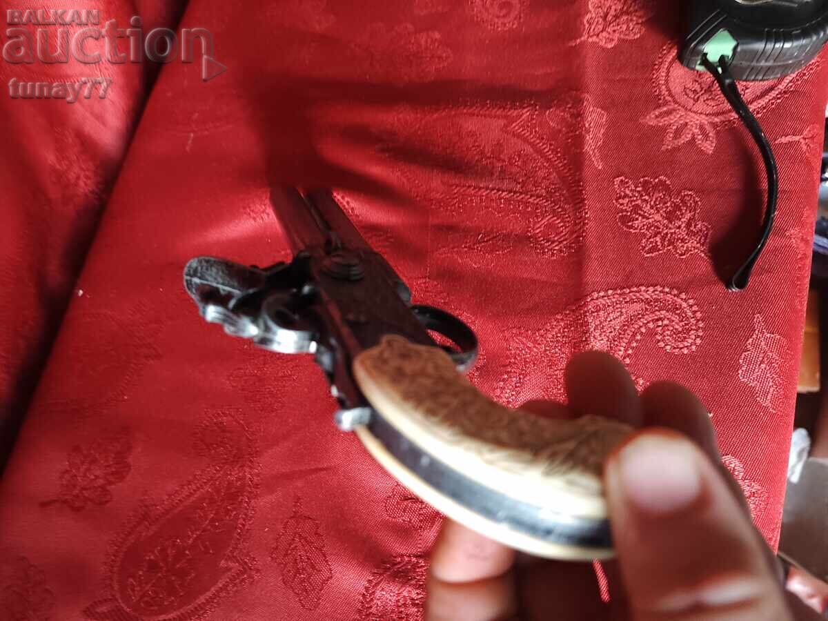 Delivery of 18th-century double-barreled flintlock pistol Delivery of 18th-century double-barreled flintlock pistol