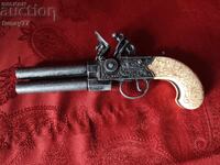 18th-century double-barreled flintlock pistol