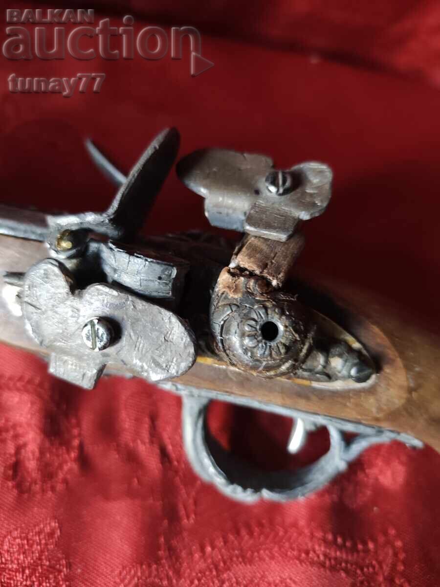 Delivery of Flintlock pistol musket decor Delivery of Flintlock pistol musket decor