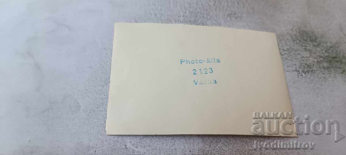 Fotografie Varna Bărbați și o fată tânără la o masă pe terasă cu preț € 1.24 | 2.43 BGN