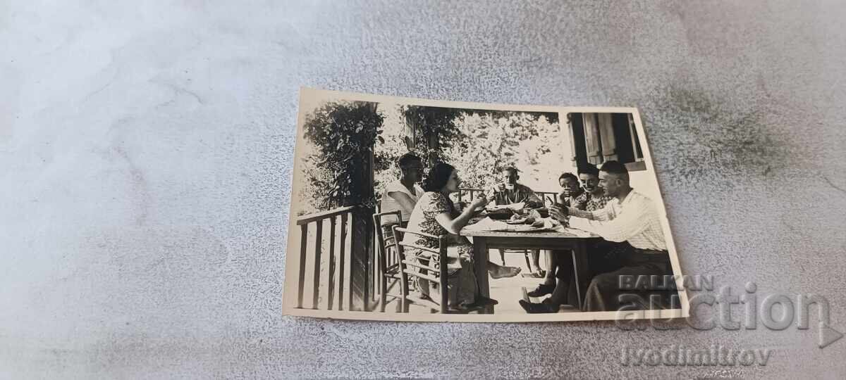 Fotografie Varna Bărbați și o fată tânără la o masă pe terasă