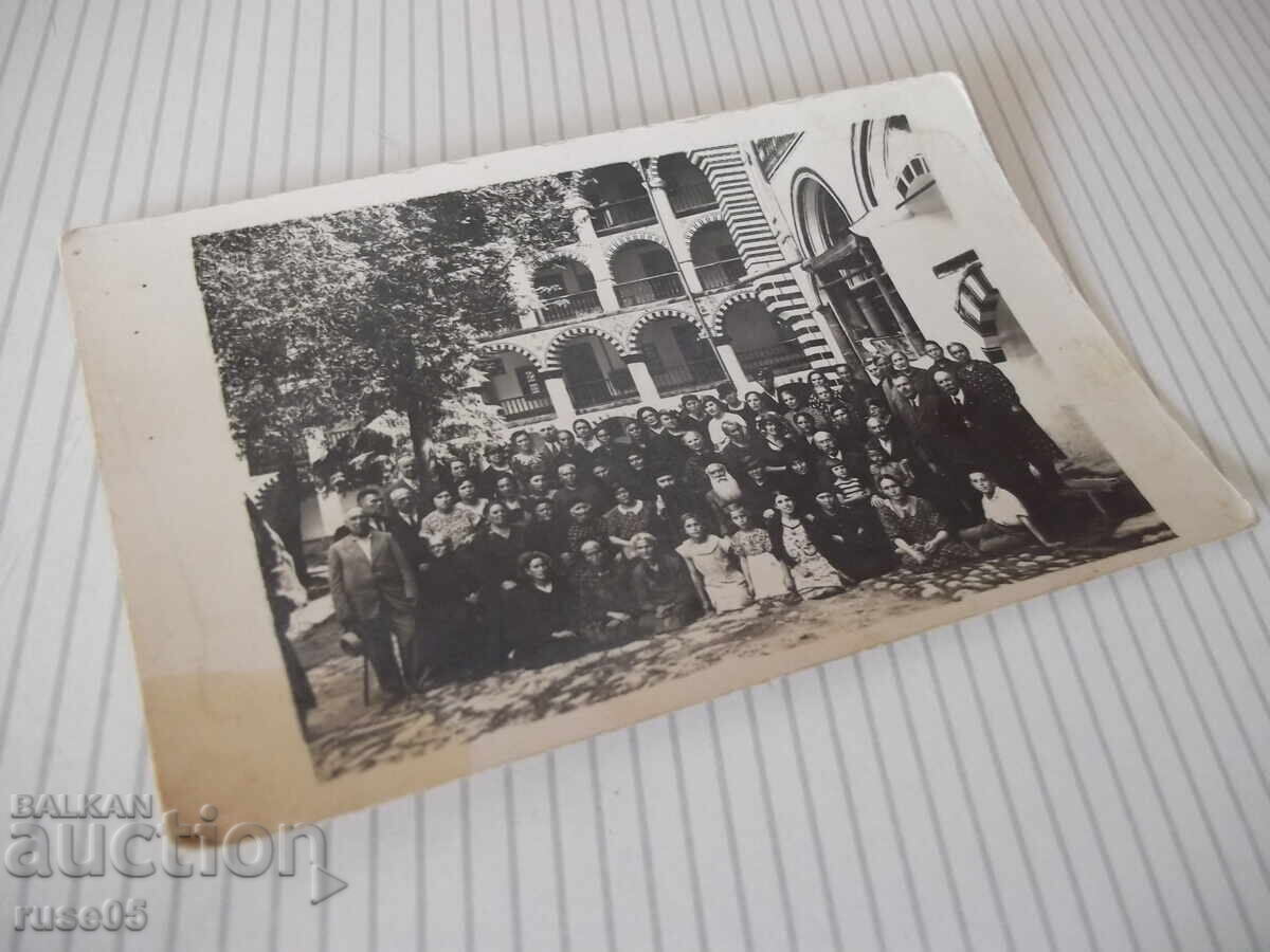 Licitație Fotografie veche cu un grup de credincioși într-o mănăstire cu preoți