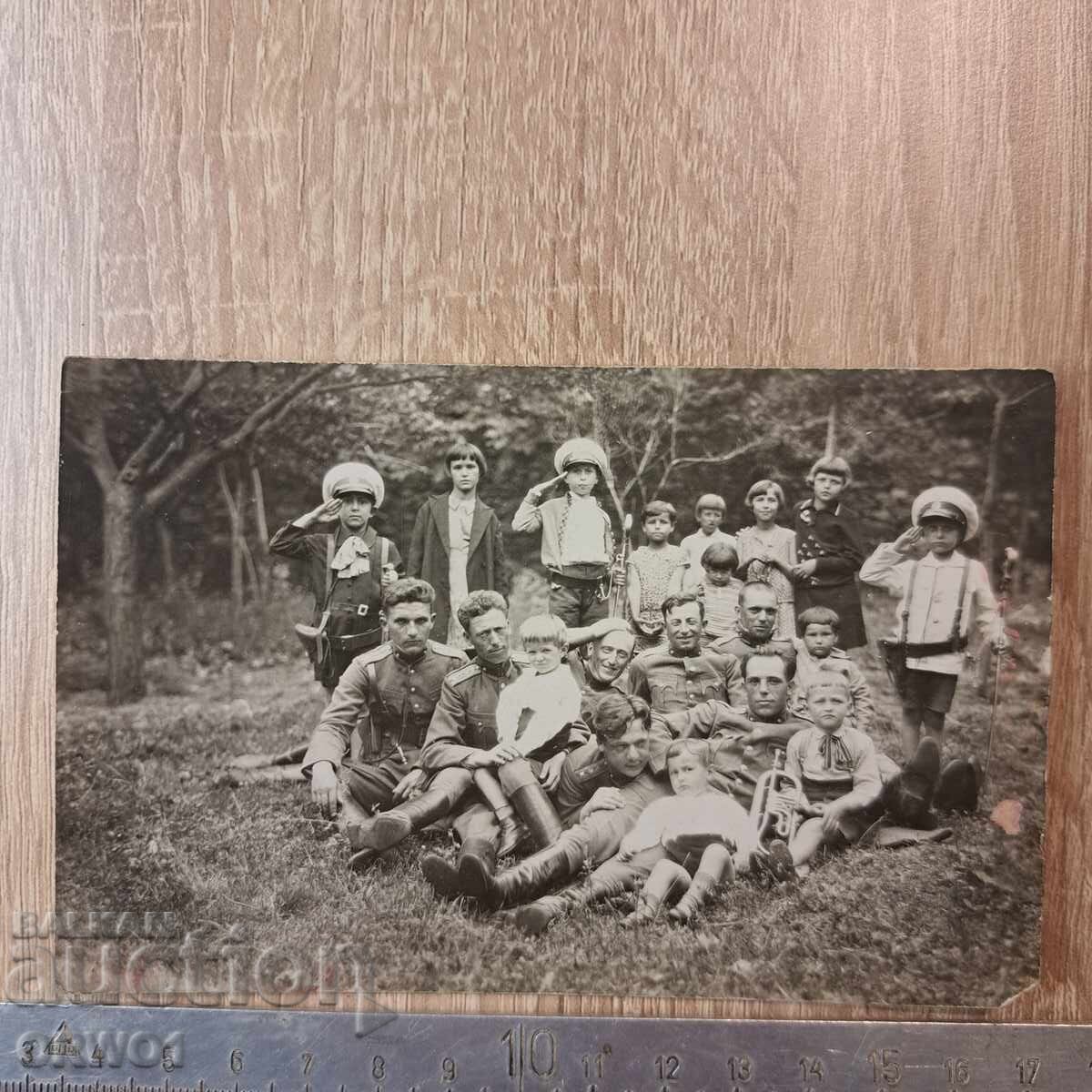 Пикник офицери деца 1930те г. Снимка Царство България