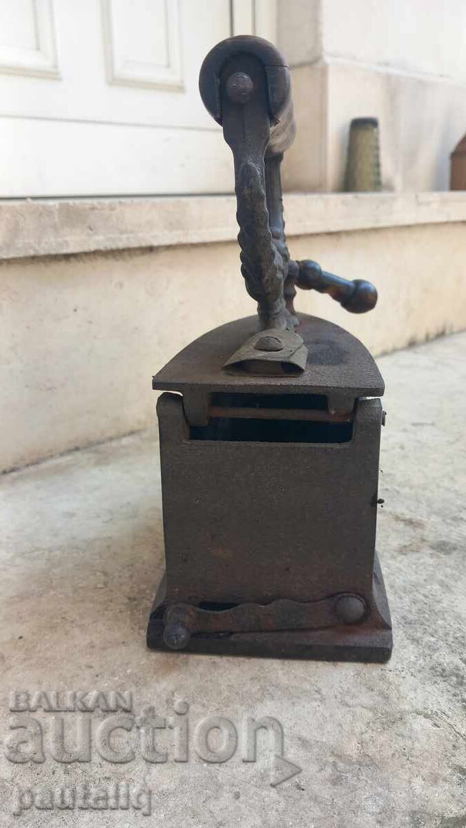 Ένα παλιό σίδερο στη φωτιά με τιμή € 23.00 | 44.98 BGN