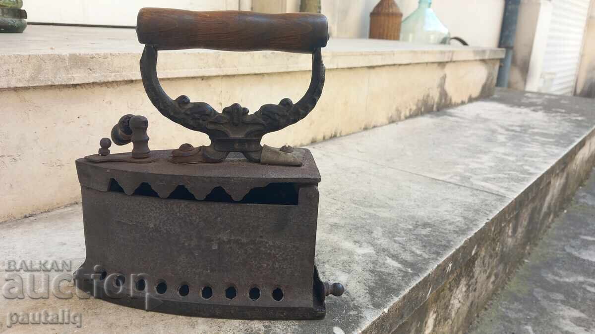 Δημοπρασία Ένα παλιό σίδερο στη φωτιά
