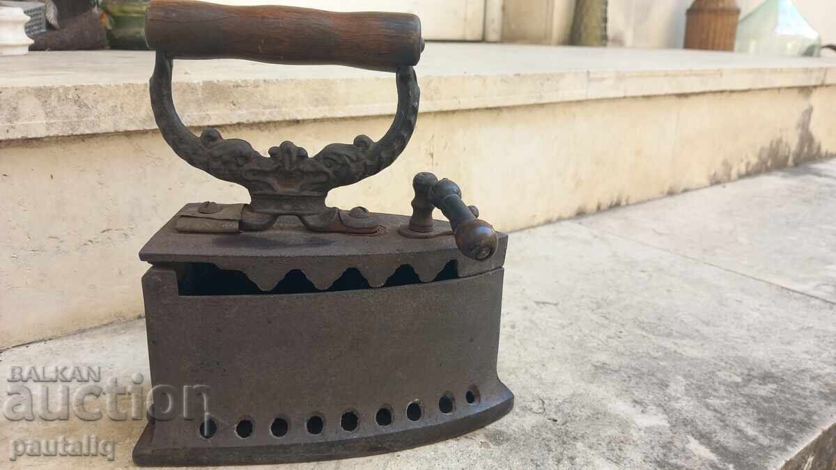 Ένα παλιό σίδερο στη φωτιά