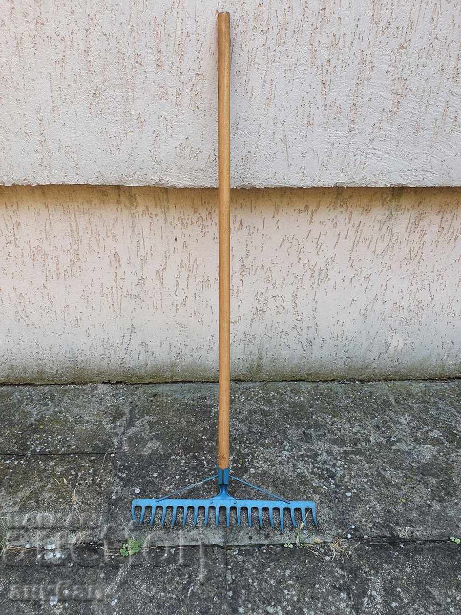 Licitație Vând greblă aproape nouă de 1 st Licitație Vând greblă aproape nouă de 1 st