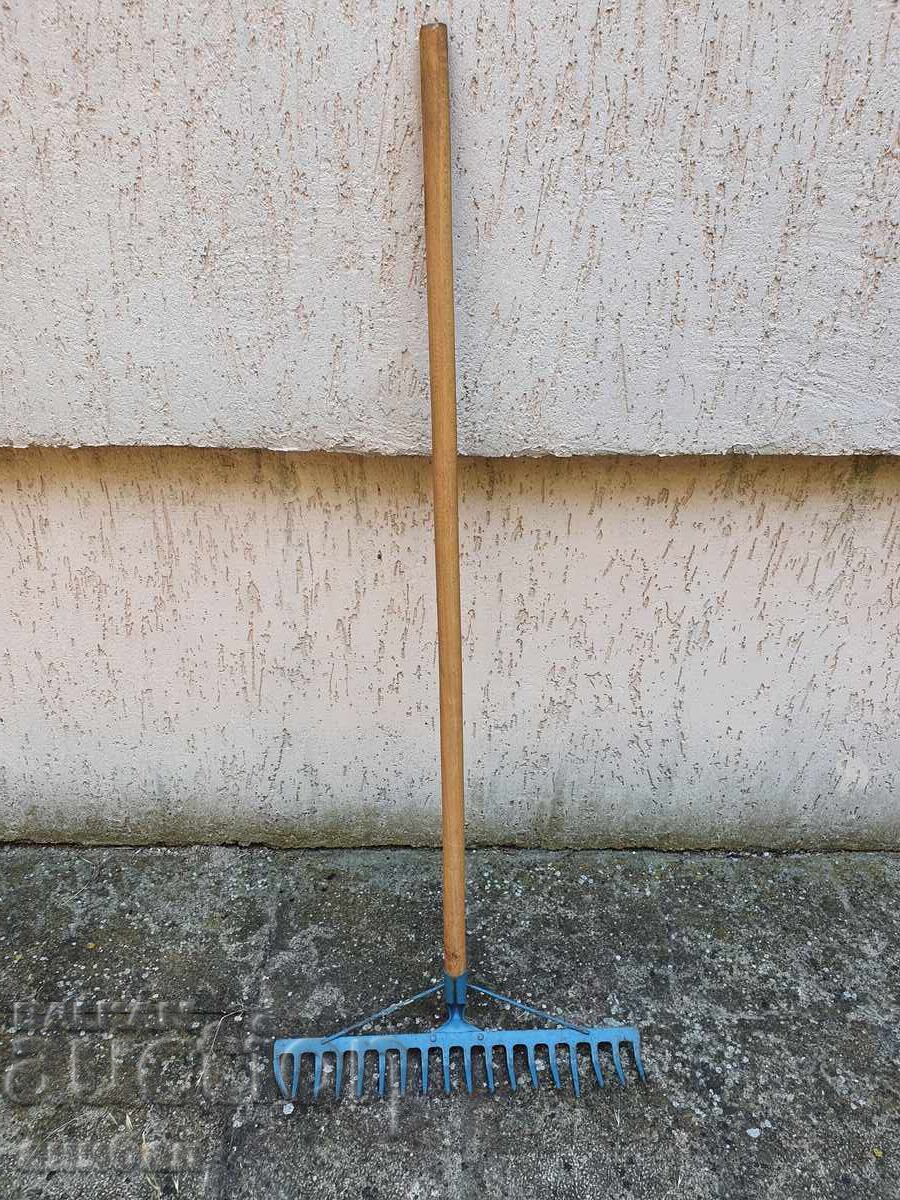 Vând greblă aproape nouă de 1 st Vând greblă aproape nouă de 1 st