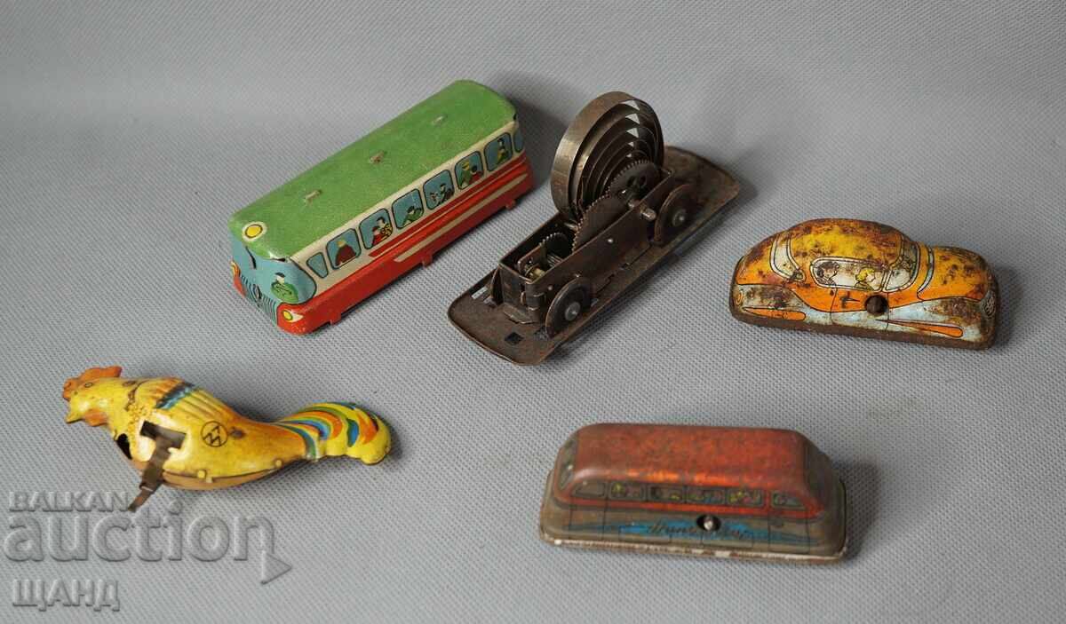 Lot jucării vechi din metal, mașinuțe mecanice, figurină cocoș cu preț € 3.65 | 7.14 BGN
