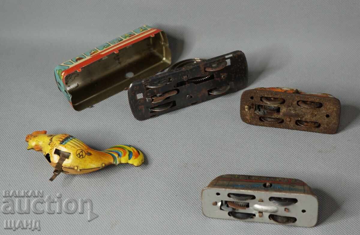 Licitație Lot jucării vechi din metal, mașinuțe mecanice, figurină cocoș