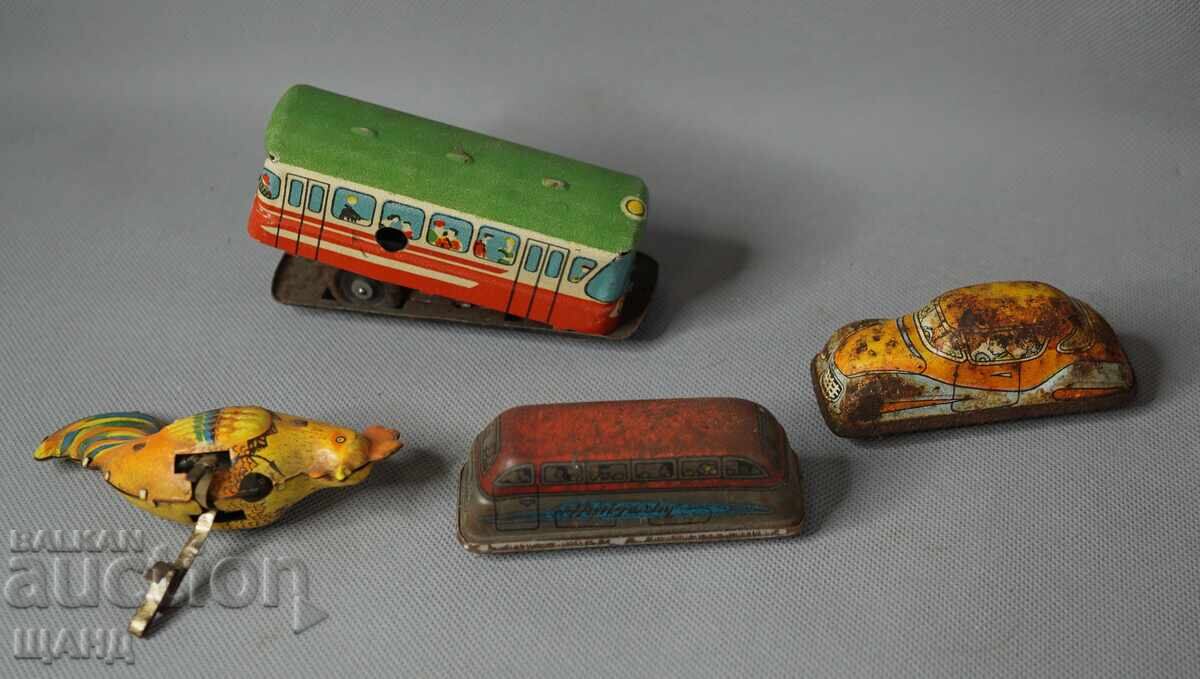 Lot jucării vechi din metal, mașinuțe mecanice, figurină cocoș