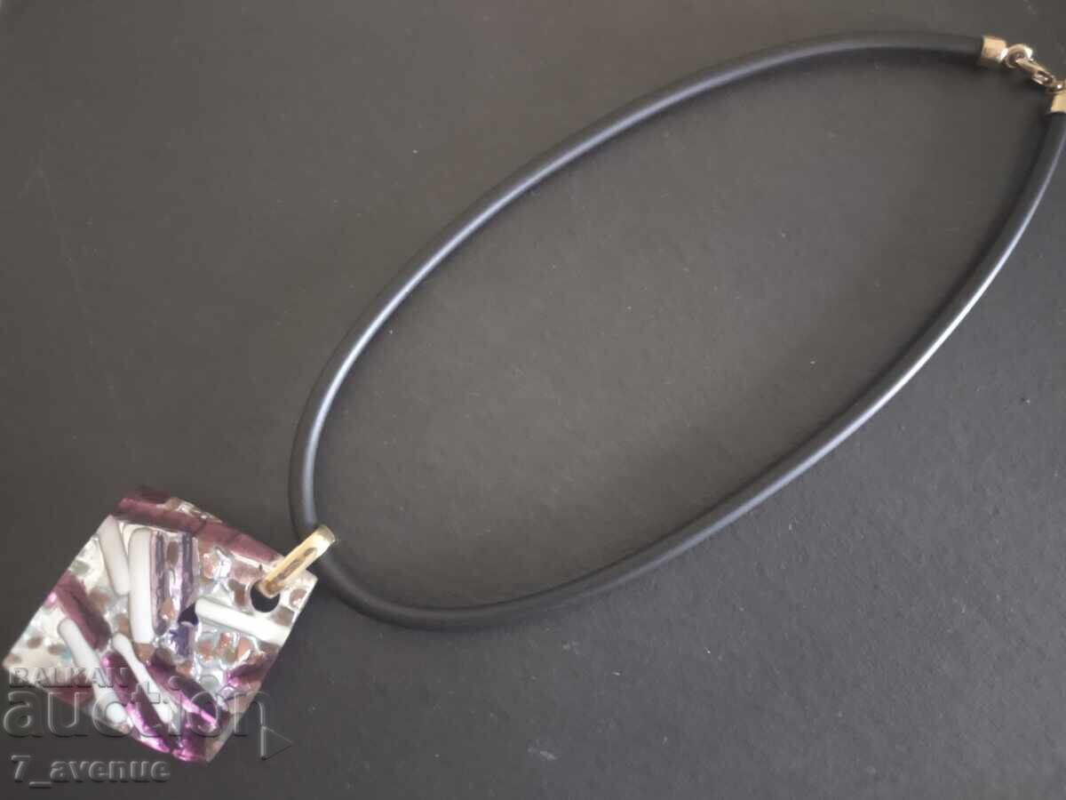 Women's necklace style and elegance, quality from the past