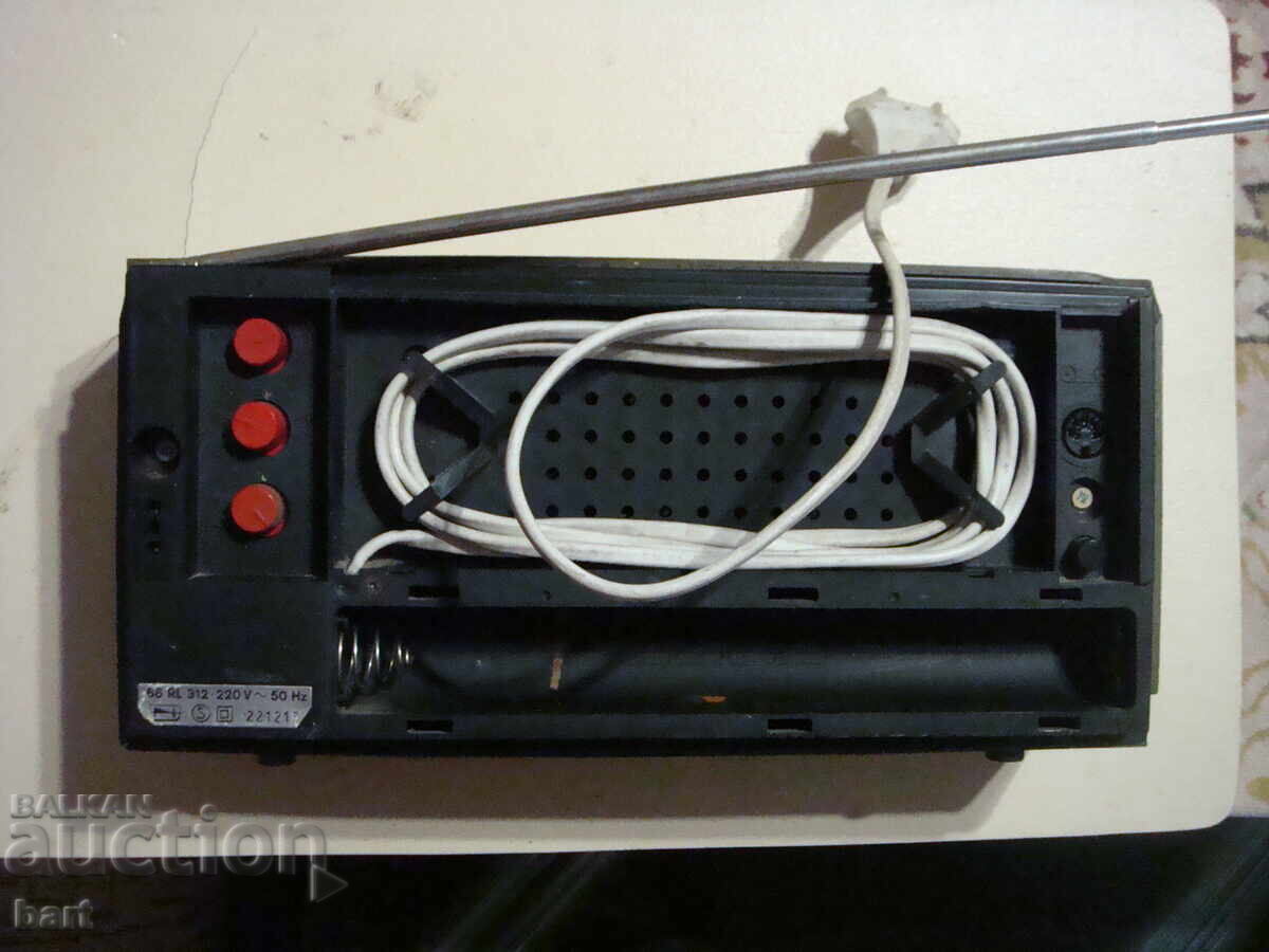 Auction Vintage radio "Philips 66 RL 312" - AC and battery operated Auction Vintage radio "Philips 66 RL 312" - AC and battery operated
