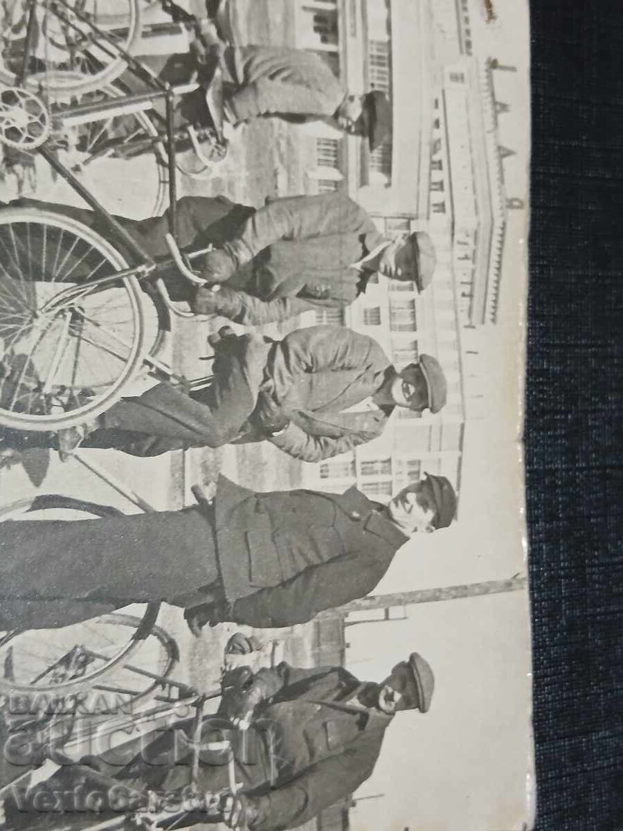 Fotografie-Poză veche-CICLIȘTI cu preț € 9.99 | 19.54 BGN