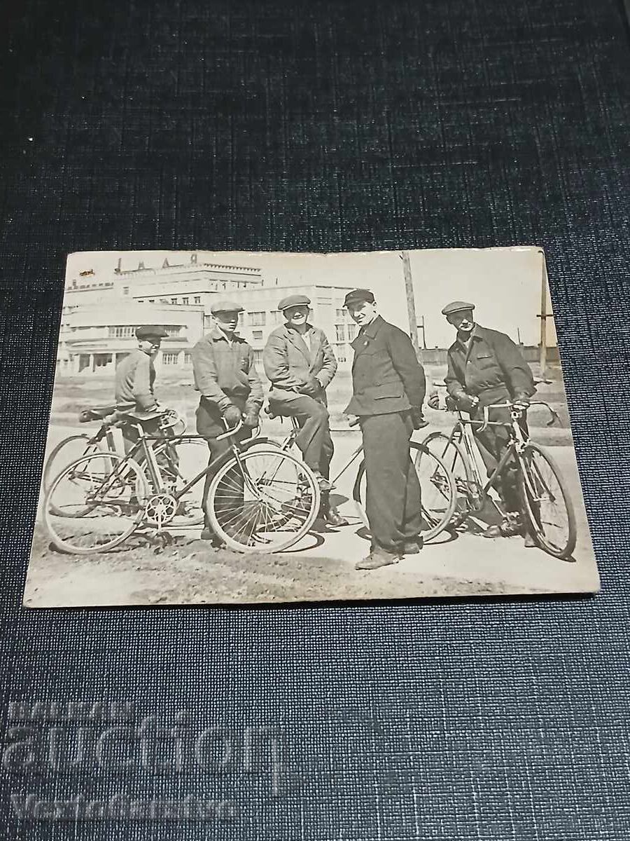Fotografie-Poză veche-CICLIȘTI