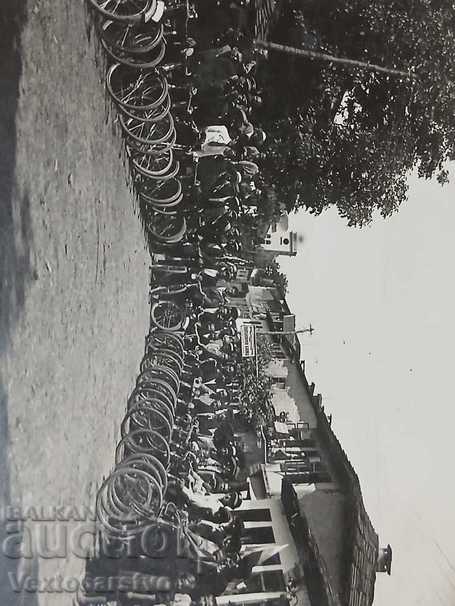 Fotografie-Poză veche-CICLIȘTI cu preț € 9.99 | 19.54 BGN