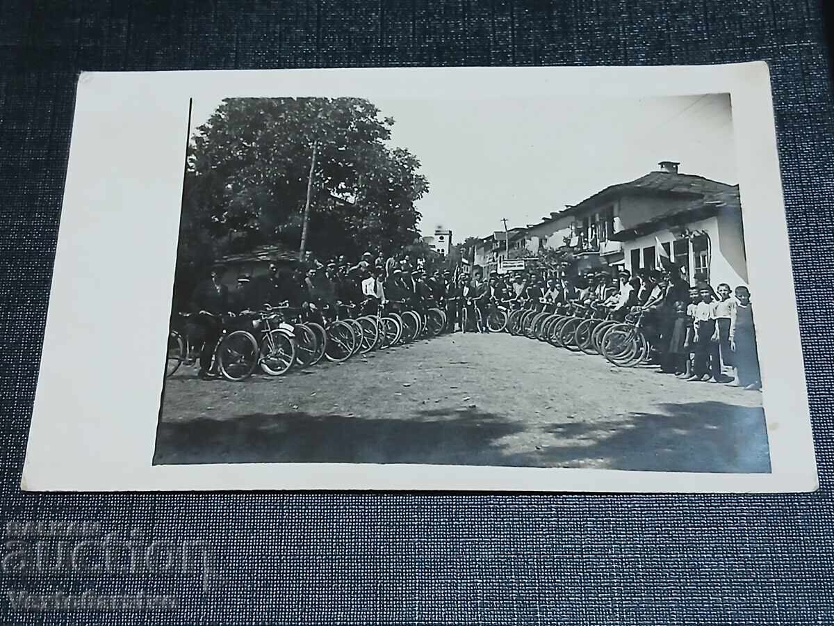 Fotografie-Poză veche-CICLIȘTI
