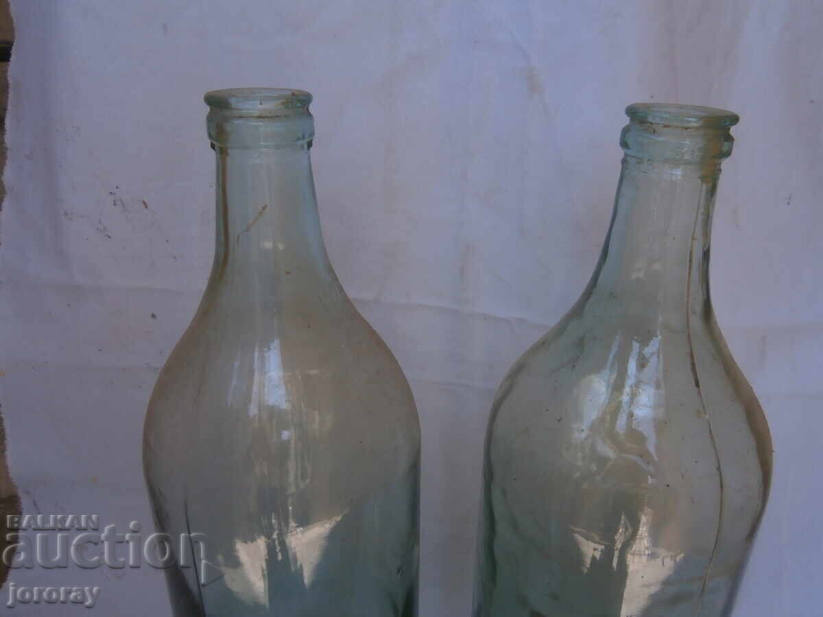 Sticlă mare de apă minerală 3l cu preț € 8.00 | 15.65 BGN Sticlă mare de apă minerală 3l cu preț € 8.00 | 15.65 BGN