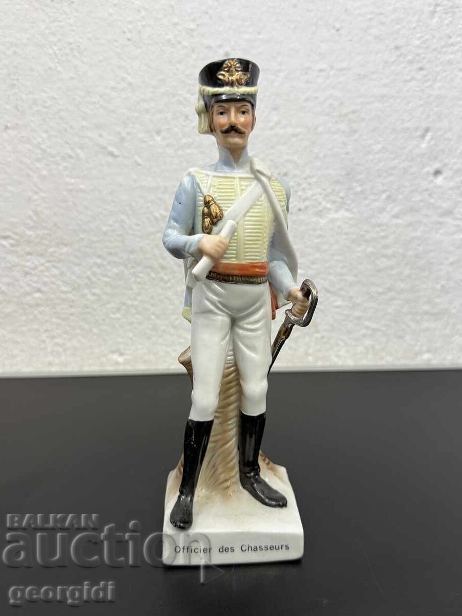 Statuetă din porțelan reprezentând un soldat francez. Nr. 8229 cu preț € 35.00 | 68.45 BGN