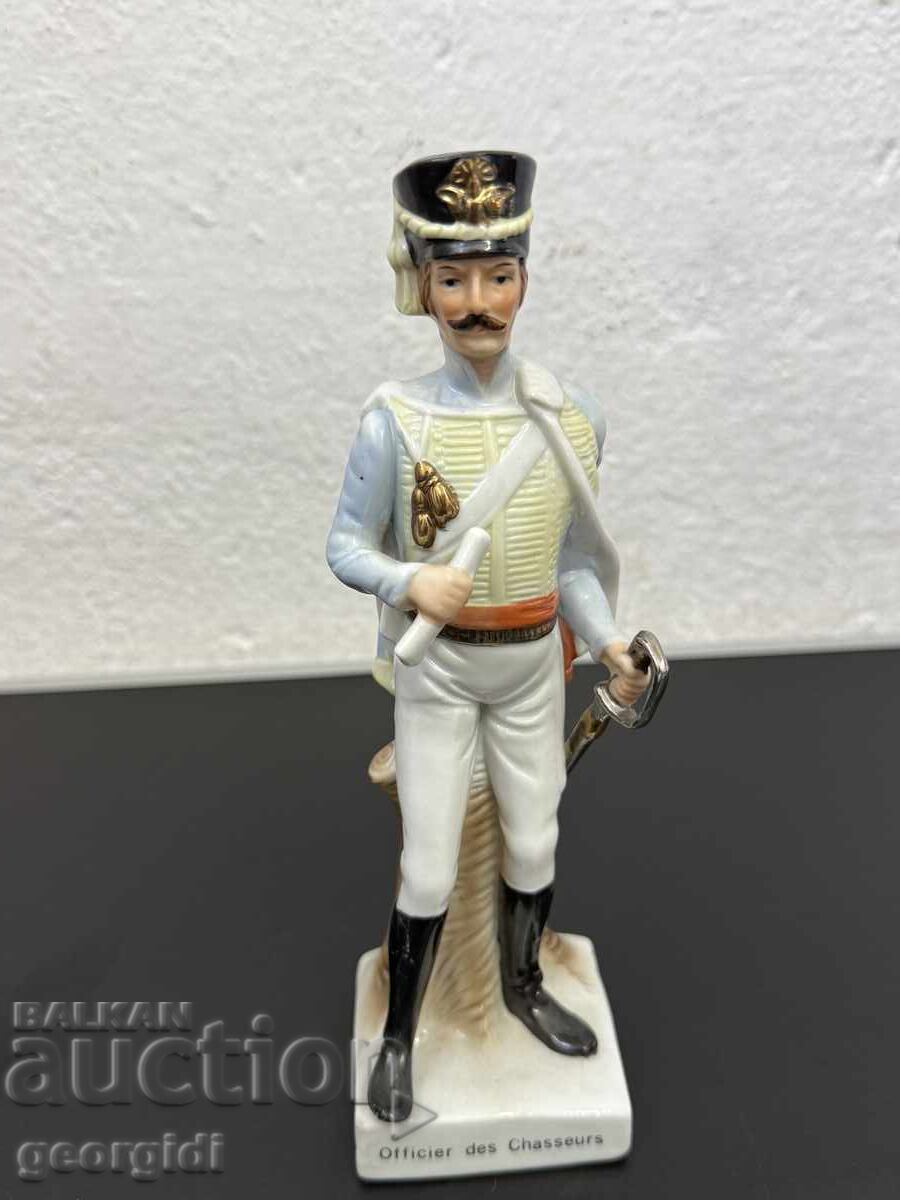 Licitație Statuetă din porțelan reprezentând un soldat francez. Nr. 8229