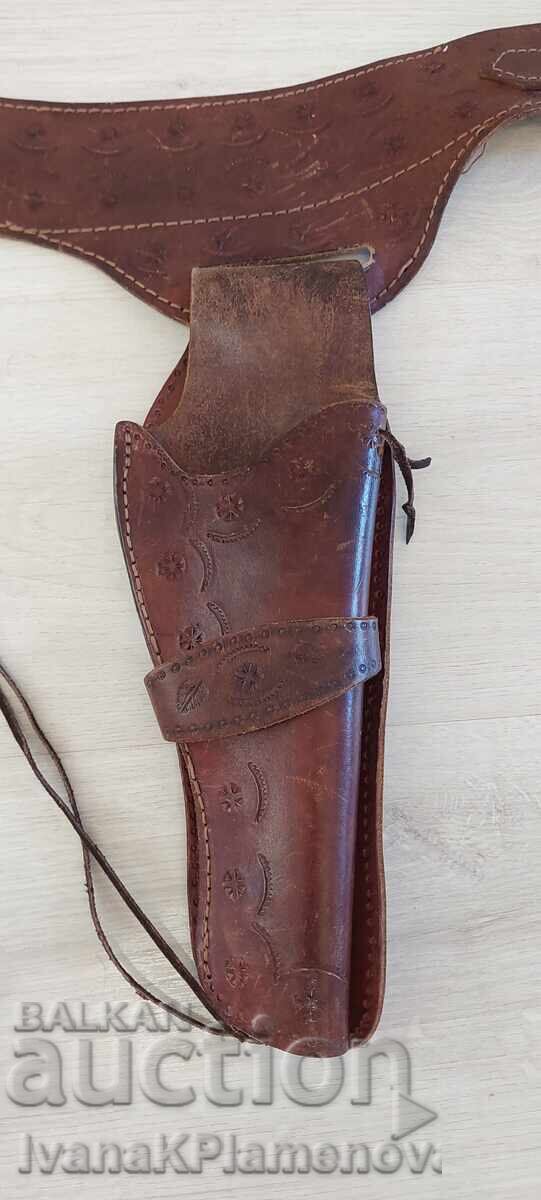 Licitație Curea din piele cu toc pentru pistol, pentru cunoscători Licitație Curea din piele cu toc pentru pistol, pentru cunoscători