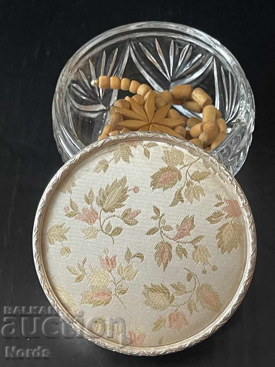Cutie de bijuterii vintage cu colier din lemn cu preț € 0.01 | 0.02 BGN Cutie de bijuterii vintage cu colier din lemn cu preț € 0.01 | 0.02 BGN