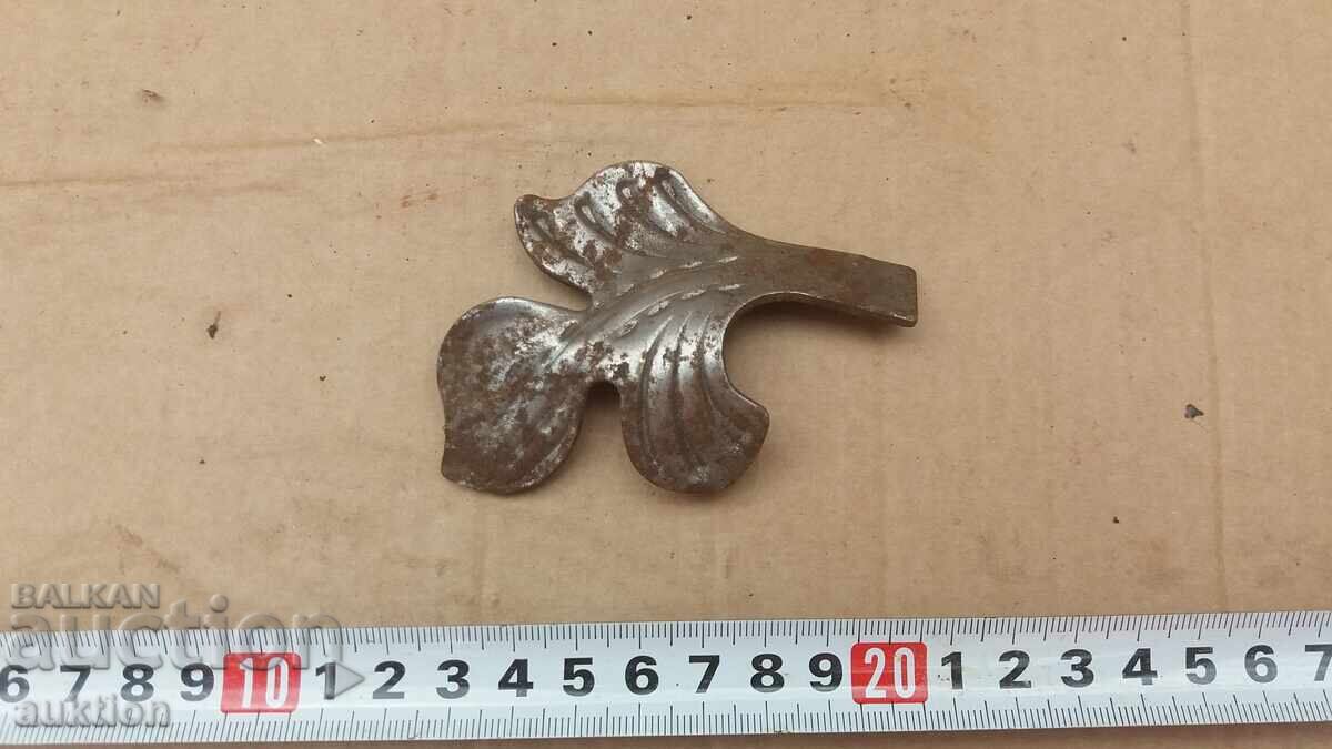ORNAMENT METALIC - FRUNZĂ cu preț € 1.29 | 2.52 BGN