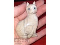 Фигурка на котка изработена от камък
