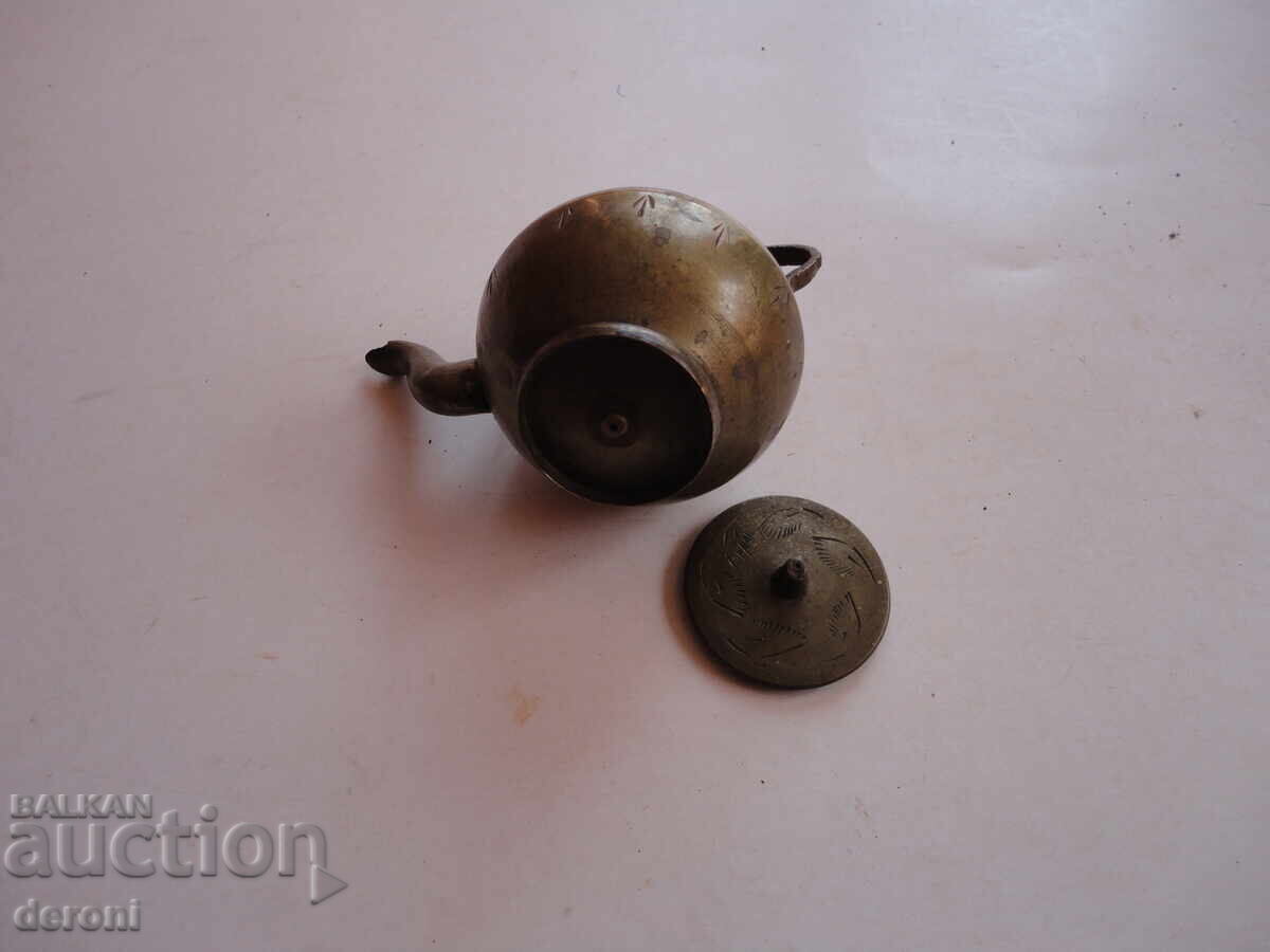 Delivery of Antique bronze teapot vessel engravings