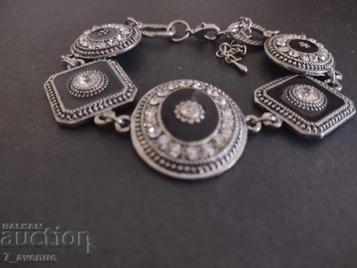 Frumoasă brățară elegantă de damă, emană lux cu preț € 49.00 | 95.84 BGN
