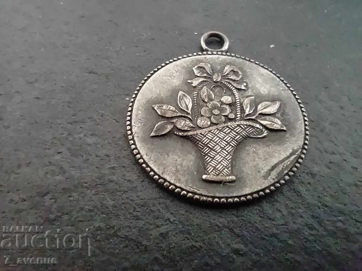 Beautiful flower locket 100-120 years old with price € 29.00 | 56.72 BGN Beautiful flower locket 100-120 years old with price € 29.00 | 56.72 BGN