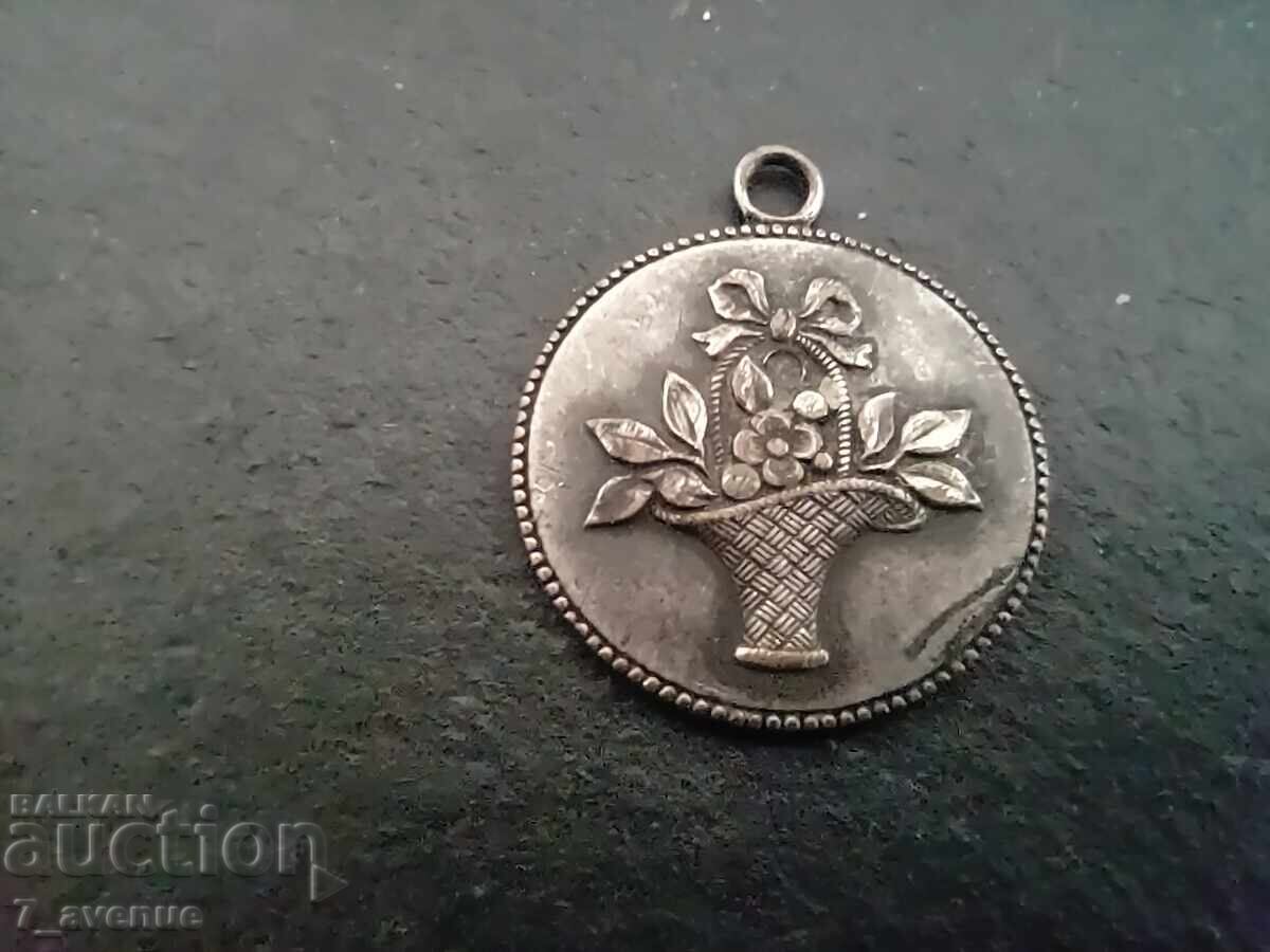 Beautiful flower locket 100-120 years old Beautiful flower locket 100-120 years old