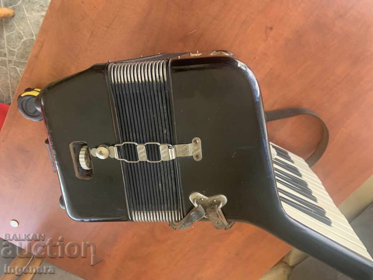 WELTMEISTER ACCORDION 32 BASS UPRIGHT INSTRUMENT - 6 WELTMEISTER ACCORDION 32 BASS UPRIGHT INSTRUMENT - 6