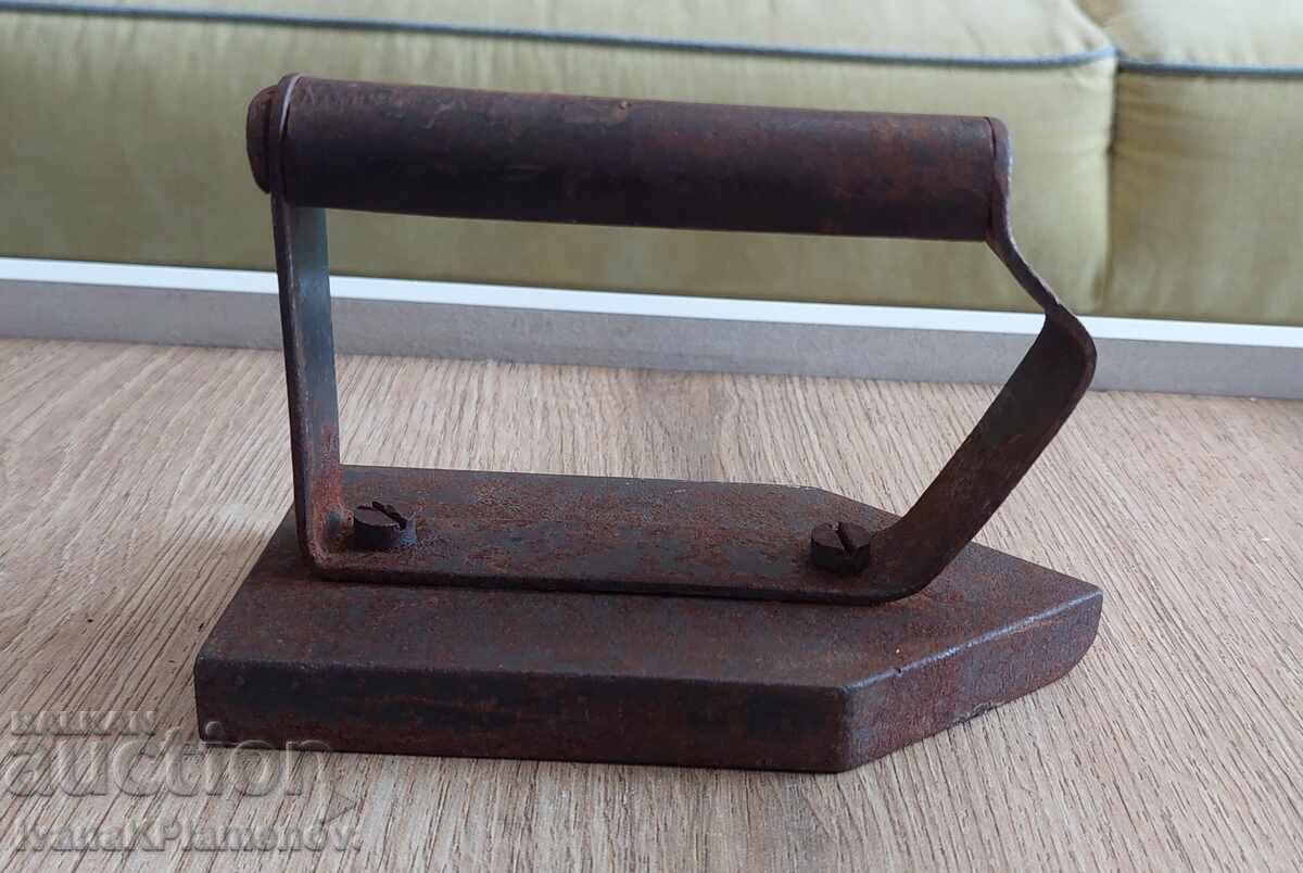 Fier de călcat retro pentru colecționari cu preț € 15.00 | 29.34 BGN