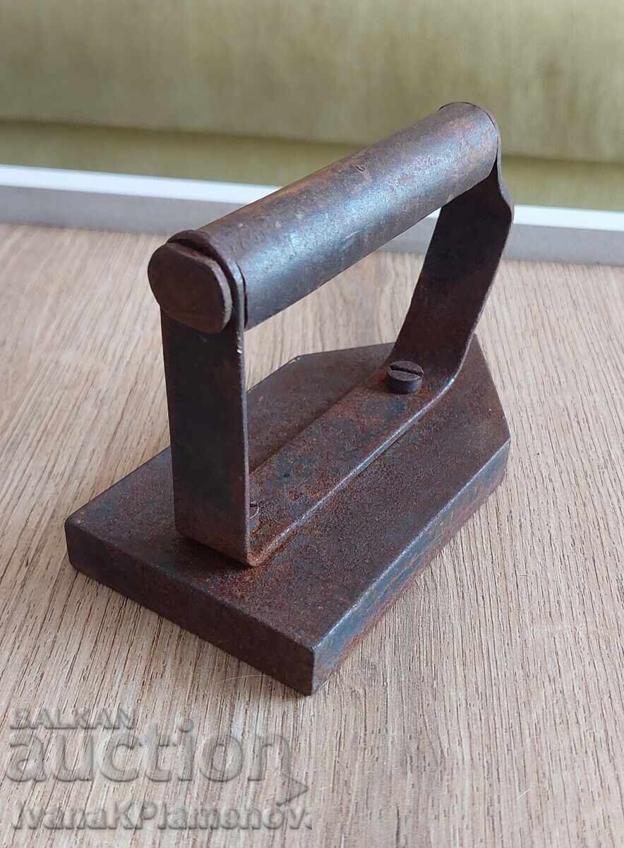 Licitație Fier de călcat retro pentru colecționari